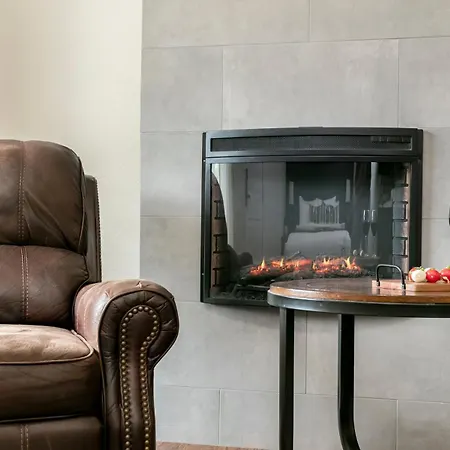 Downtown Retreat #4 - Walk To Main, Shared Pool & Hot Tub Appartement